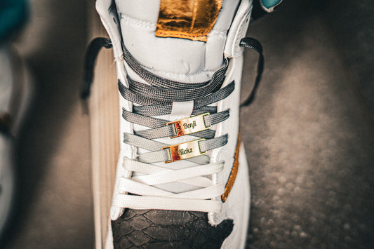 Gravierte Lace Tags an Nike Sneakern