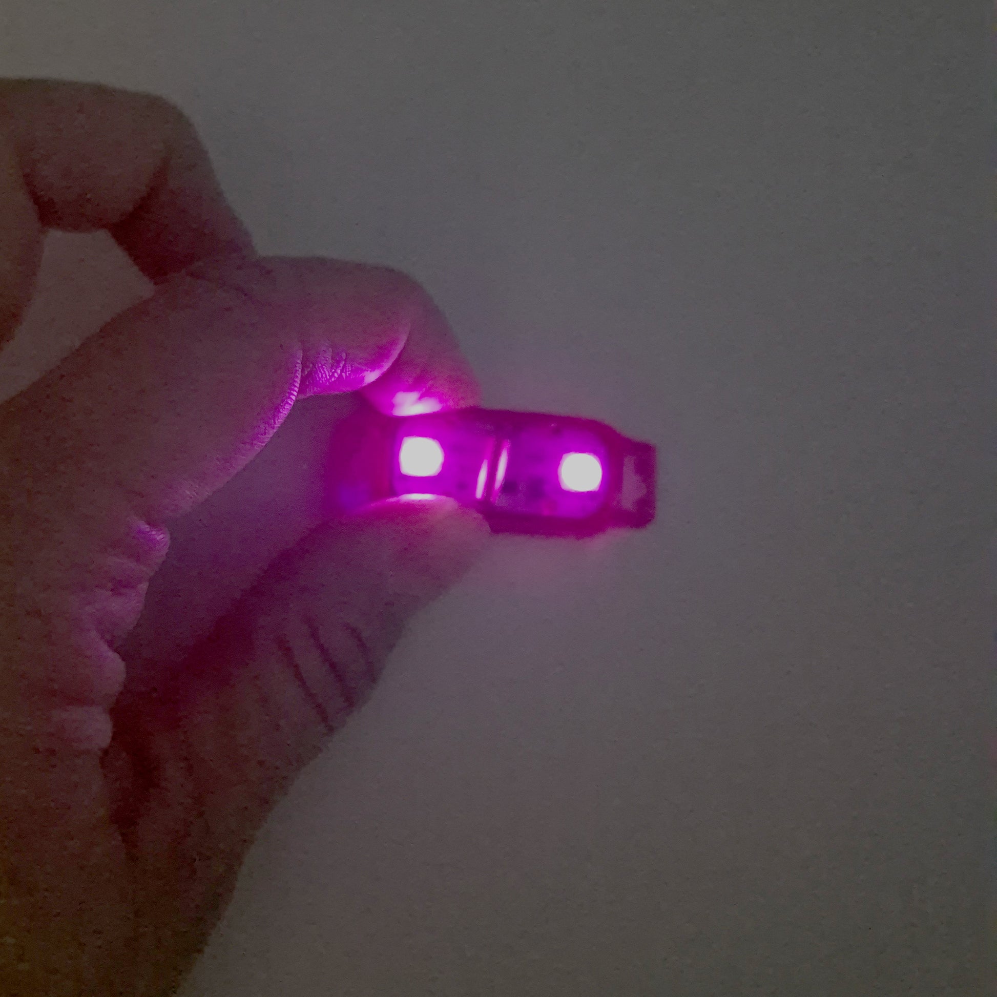 LED Lace Tags in pink im dunkeln leuchtend.