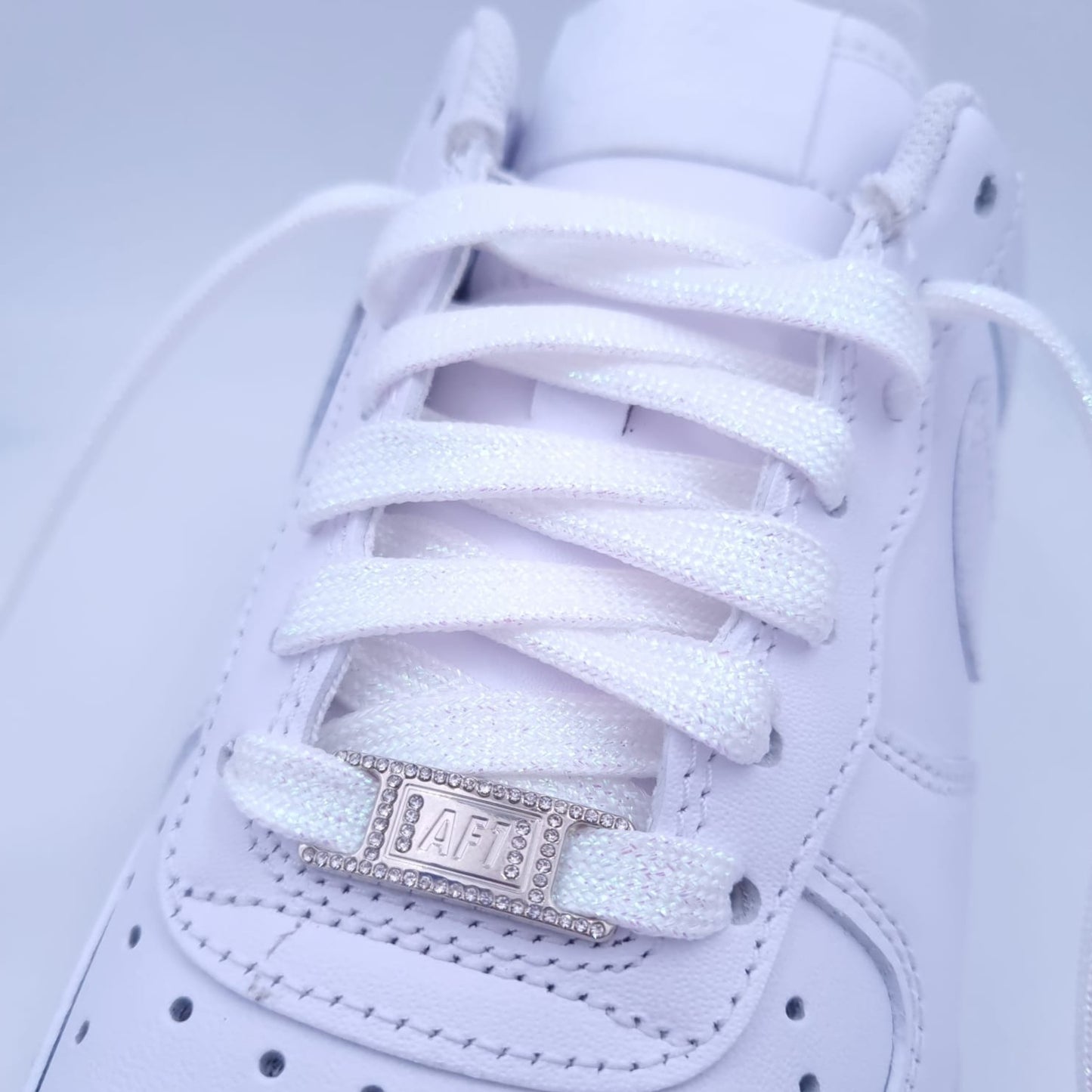 Perlmutt Schnürsenkel auf AF1 Sneakern mit AF1 Lace Tag.