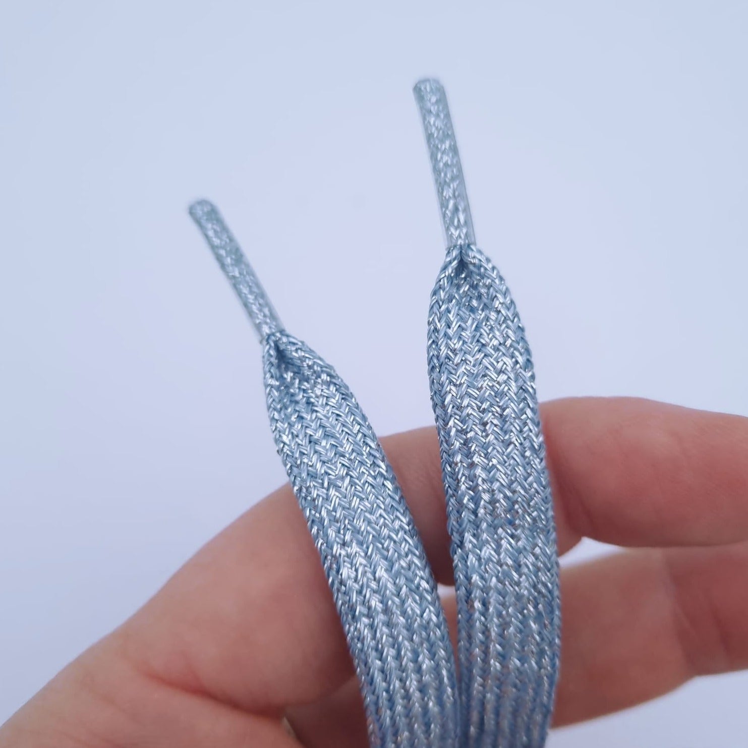 Glitzer Schnürsenkel in hellblau, ice.