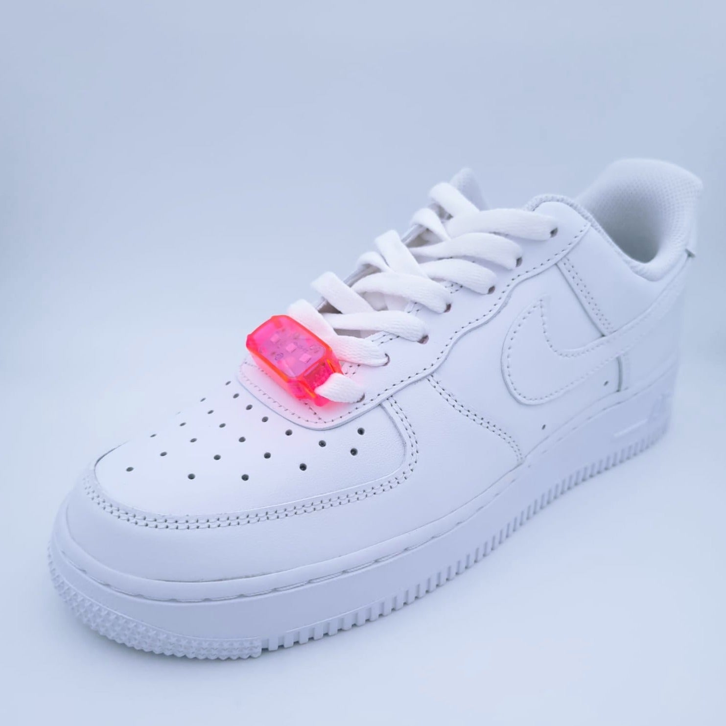 Leuchtender pinker Lace Tag auf AF1 Sneaker.