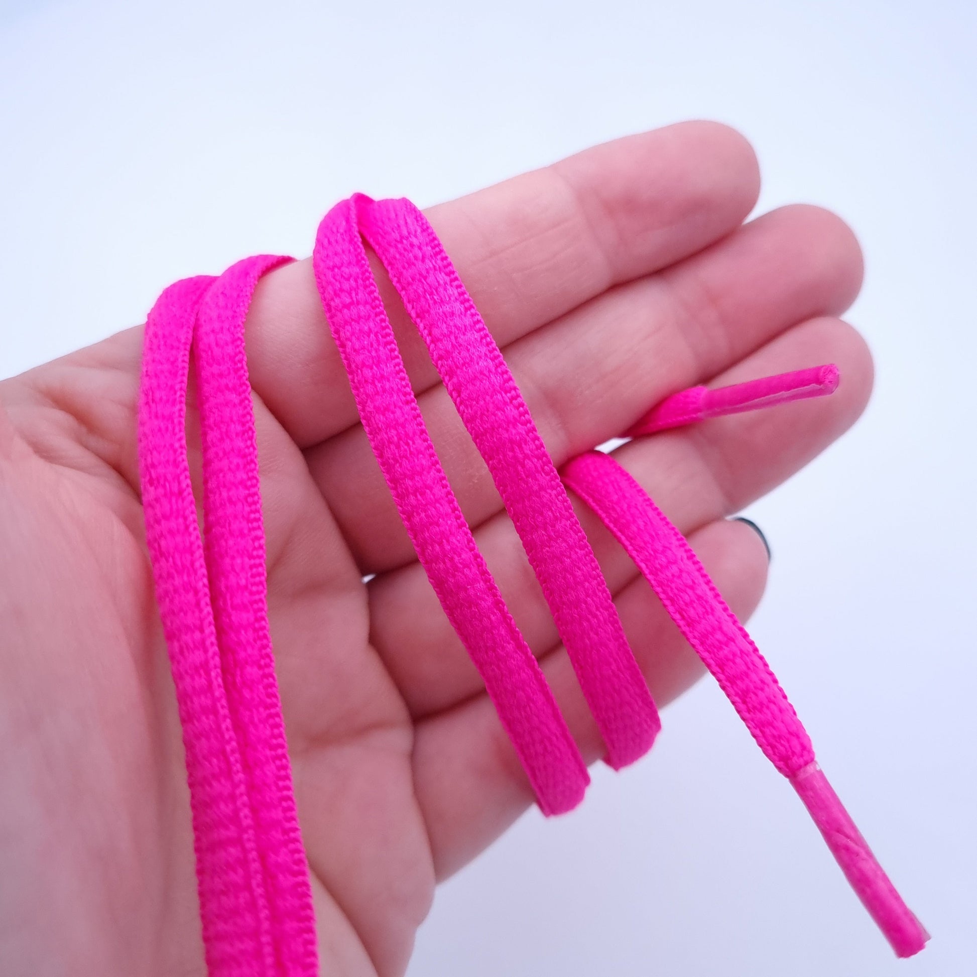 Halbrunde Schnürsenkel, pink, mit Hand