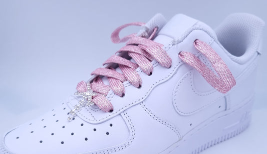 Weiße AF1 Sneaker mit Glitzer Schnürsenkel in rosa.