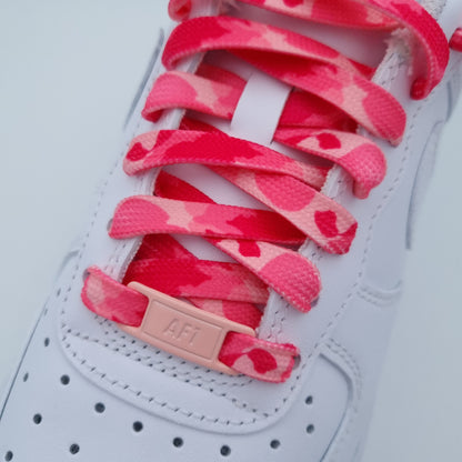 Rosa camouflage Schnürsenkel mit hellrosa AF1 Lace Tags.