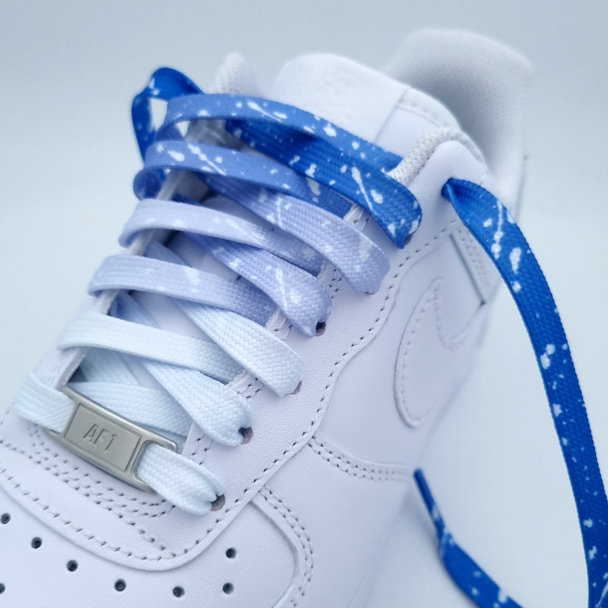 Schnürsenkel mit Farbverlauf in Blau Weiß auf weißen AF1