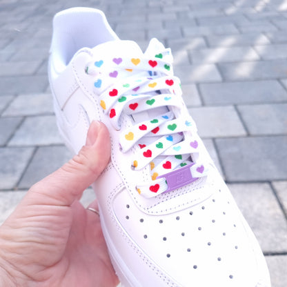 Weiße Schnürsenkel mit bunten Herzen auf AF1 Sneakern.