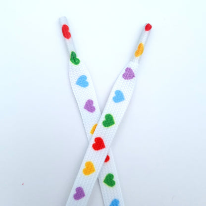 Weiße Schnürsenkel mit bunten Herzen