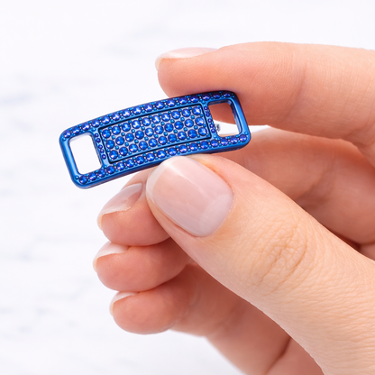 Hand hält blaue Lace Tags mit blauen Strass Steinchen.