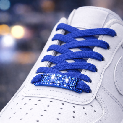 Weißer Sneaker mit blauen Schnürsenkeln und blauen Glitzer Lace Tags