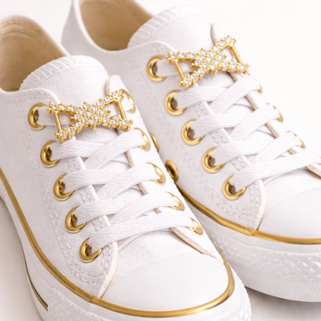Weiße Chucks, Converse Schuhe mit goldenen Schleifen mit Strass-Steinchen.