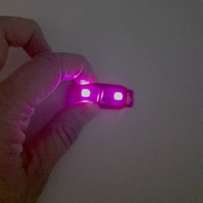 LED Lace Tags in pink im dunkeln leuchtend.