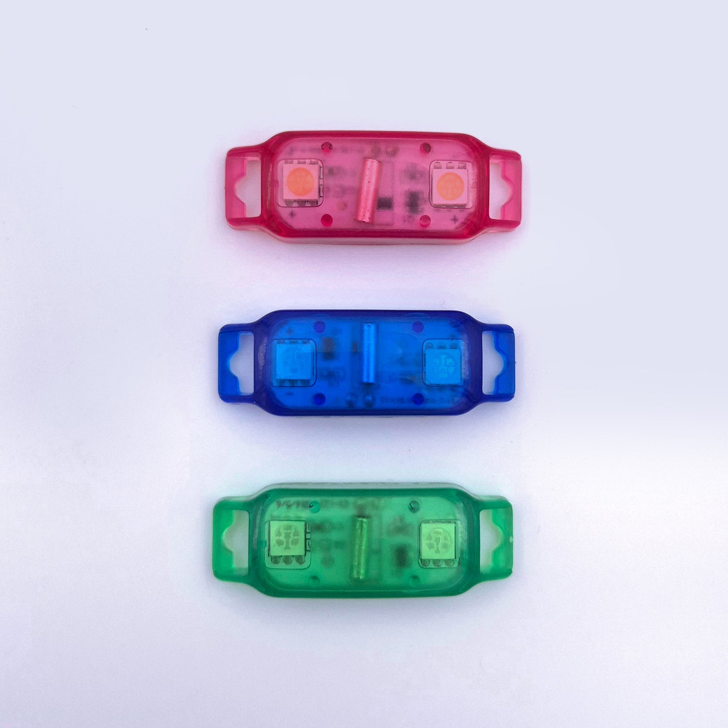 Leuchtende Lace Tags in rot, grün oder blau. Blinkende Schuhe.