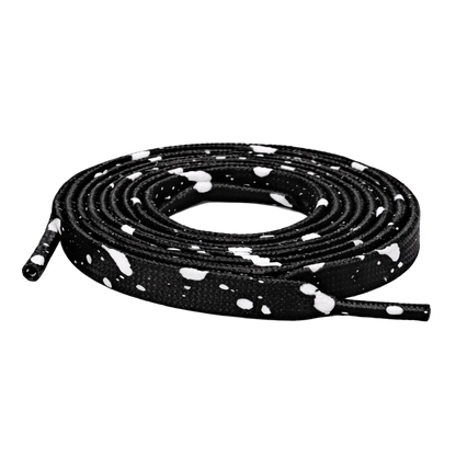 Schwarze Schnürsenkel mit weißen Flecken.