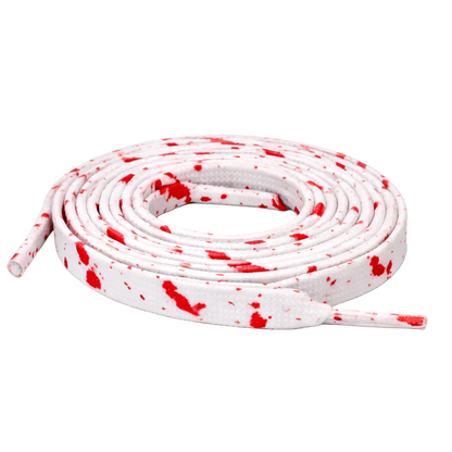 Weiße Schnürsenkel mit roten Flecken