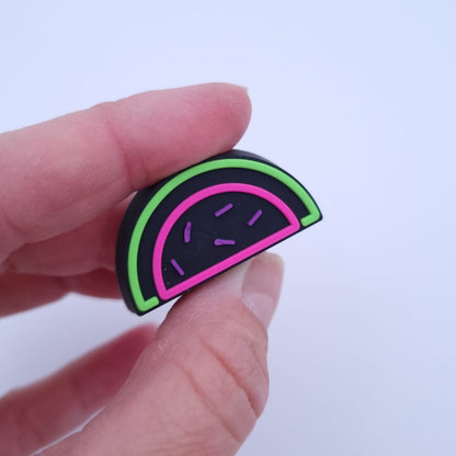 Crocs Button im Wassermelone Design mit Hand