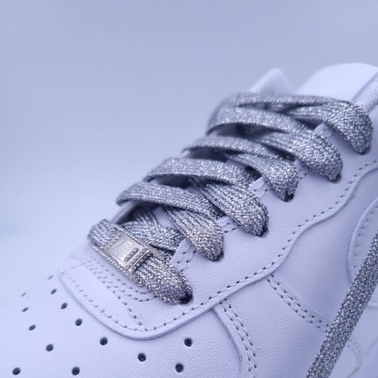 Glitzer Schnürsenkel auf AF1 Sneakern.