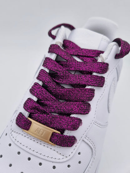 Glitzer Schnürsenkel in lila auf AF1 Sneakern mit rose-goldenen AF1 Tags.