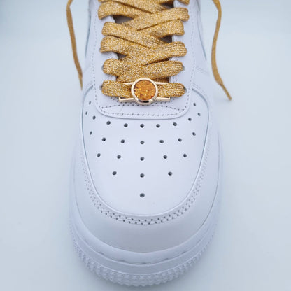 Goldene Glitzer Schnürsenkel mit Lace Tag Schmuck nauf AF1 Sneakern.