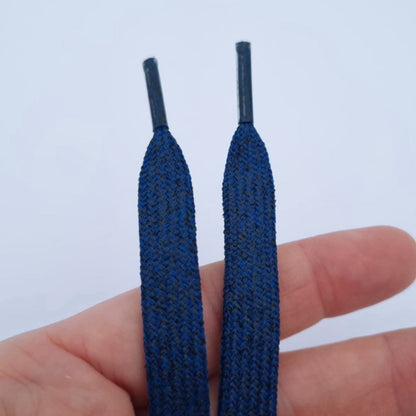 Dunkelblaue Glitzer Schnürsenkel.