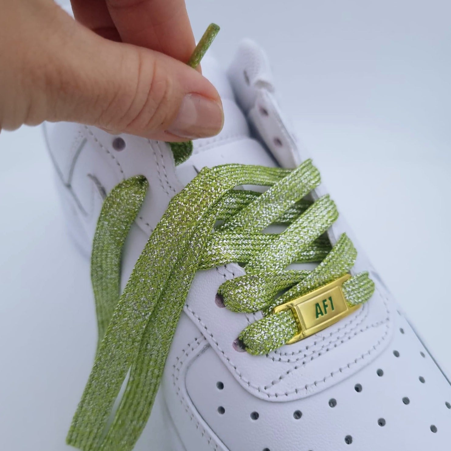 Glitzer Schnürsenkel in limetten grün mit AF1 Lace Tags in gold auf AF1 Sneakern.