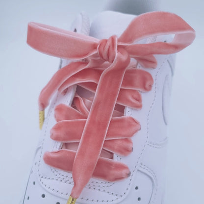 Samt Schnürsenkel auf AF1 Sneakern Frontansicht