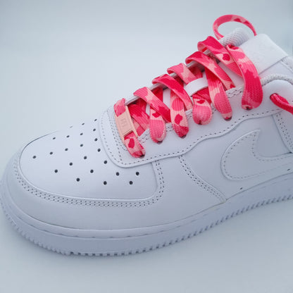 Rosa camouflage Schnürsenkel mit hellrosa AF1 Lace Tags.